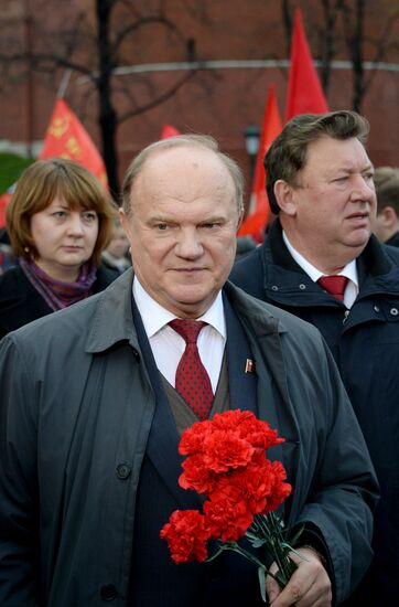 Возложение цветов к Мавзолею на Красной площади