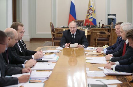 В.Путин провел совещание в Ново-Огарево