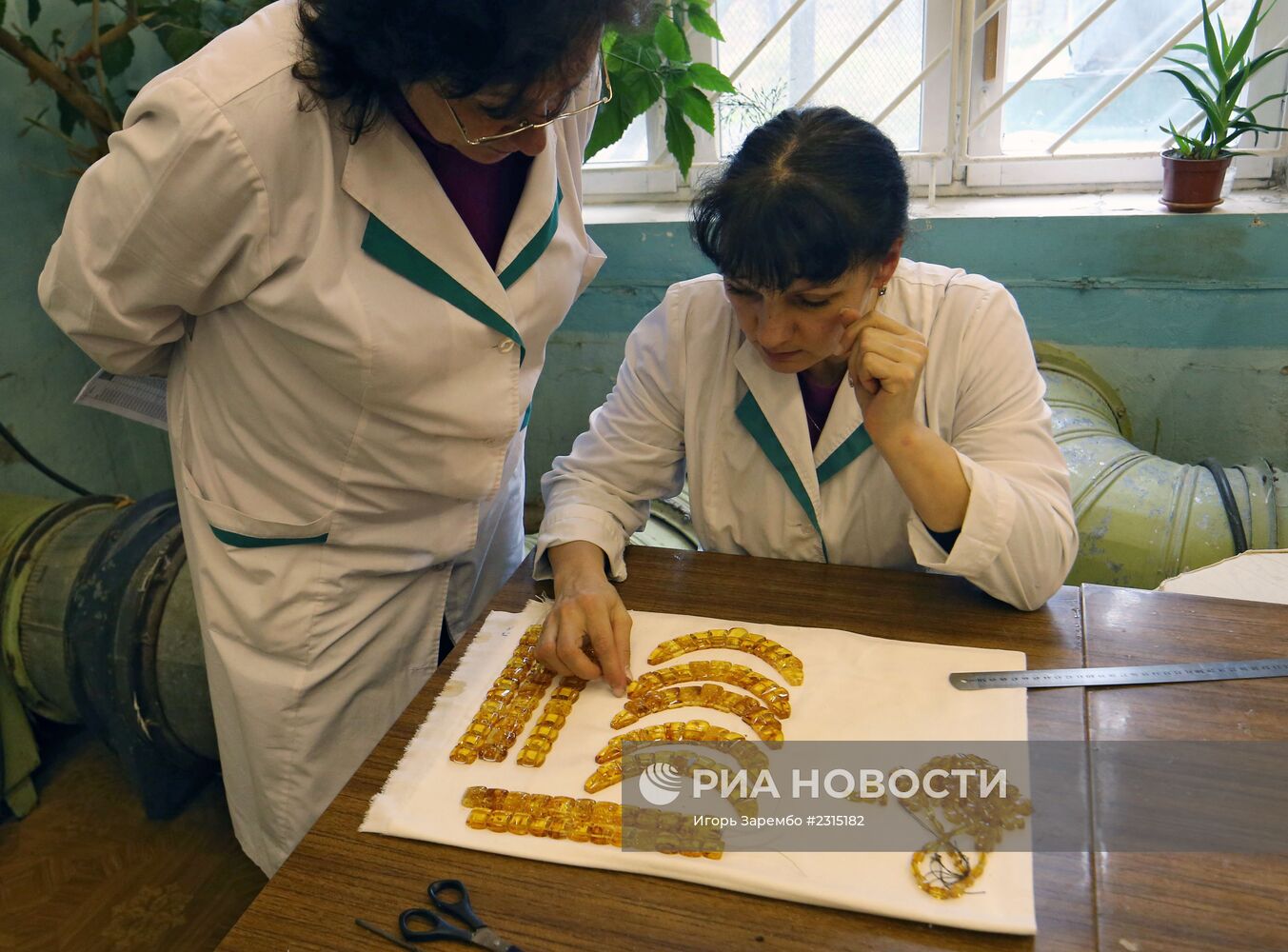 Производство изделий из янтаря на Янтарном комбинате в Калининградской области