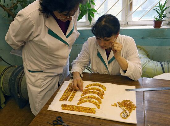Производство изделий из янтаря на Янтарном комбинате в Калининградской области