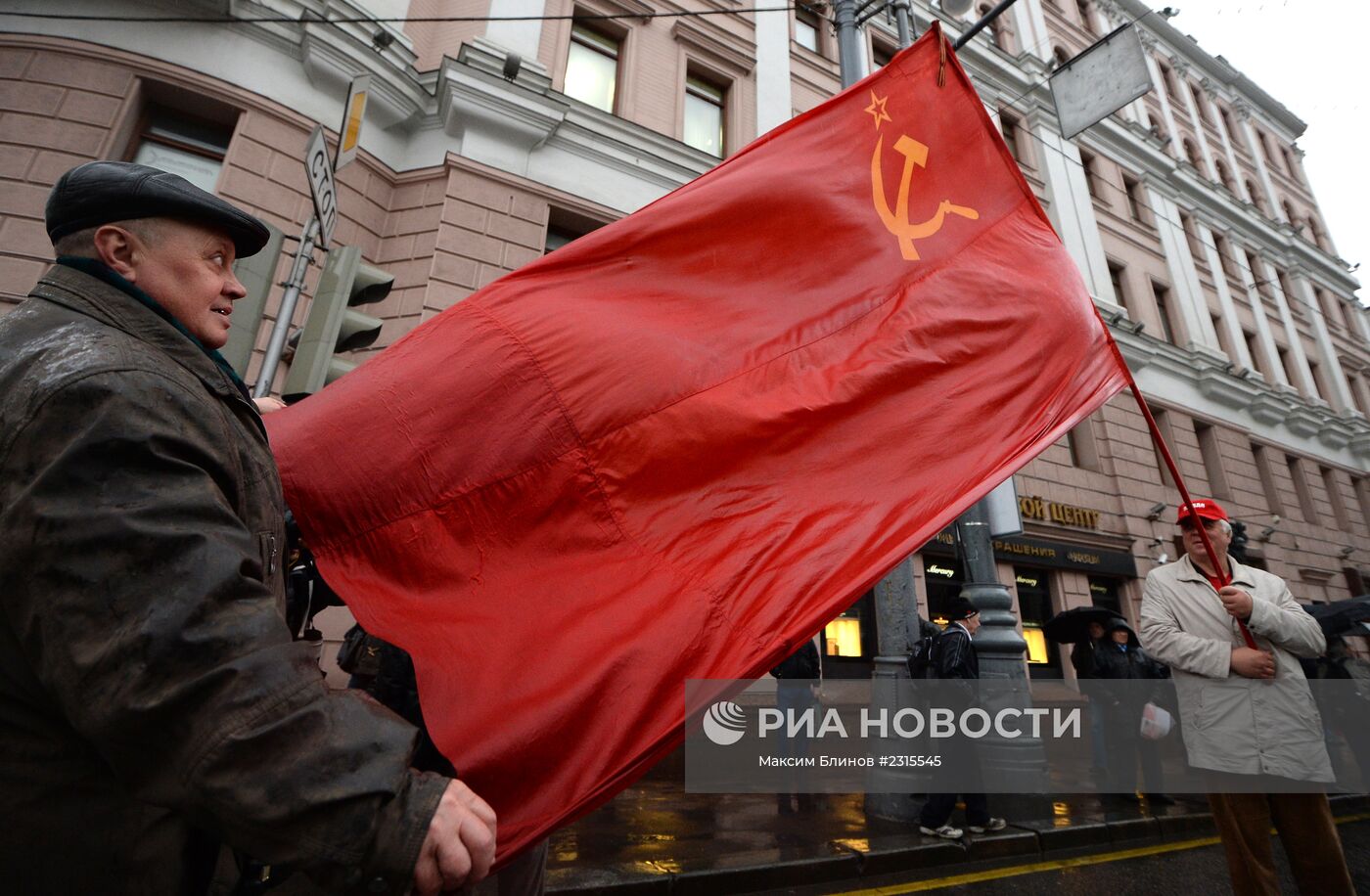 Партия КПРФ провела шествие в Москве