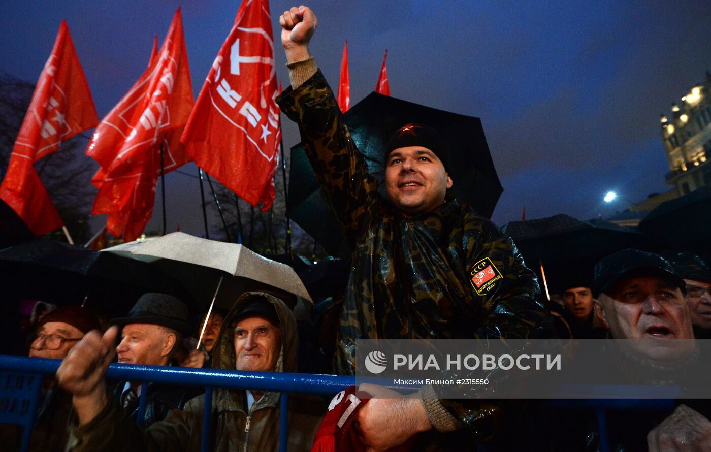 Партия КПРФ провела шествие в Москве