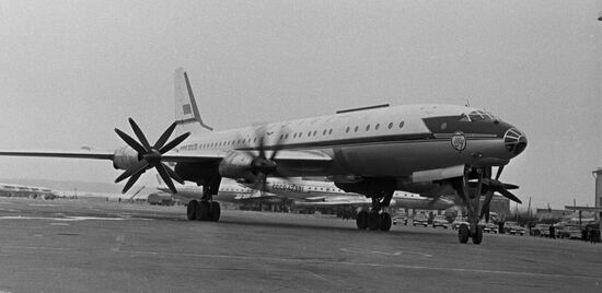 Пассажирский самолет Ту-114