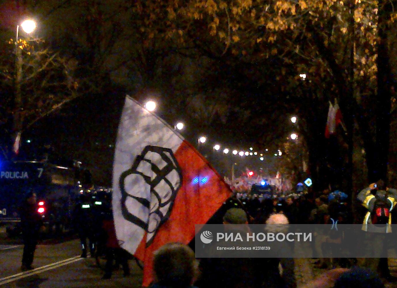 В Варшаве националисты атаковали российское посольство