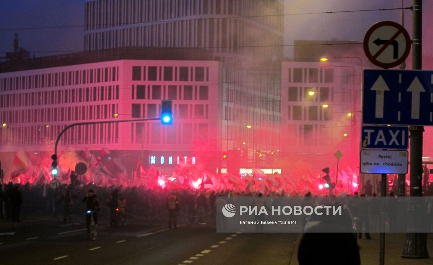 В Варшаве националисты атаковали российское посольство