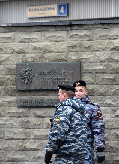Усиление мер безопасности у здания посольства Польши в Москве