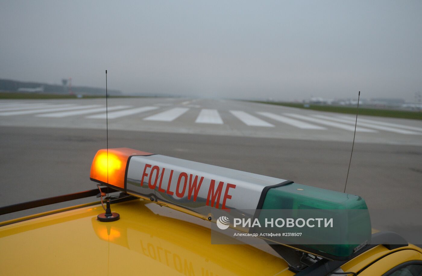 Д.Медведеву представили новую взлетную полосу во "Внуково"