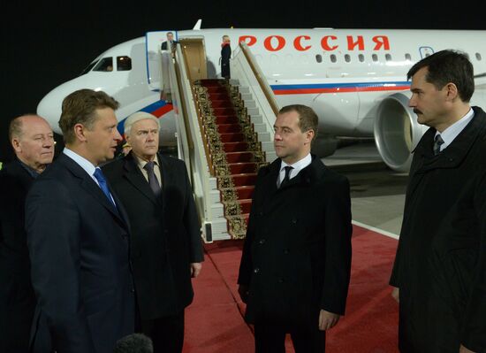 Д.Медведеву представили новую взлетную полосу во "Внуково"