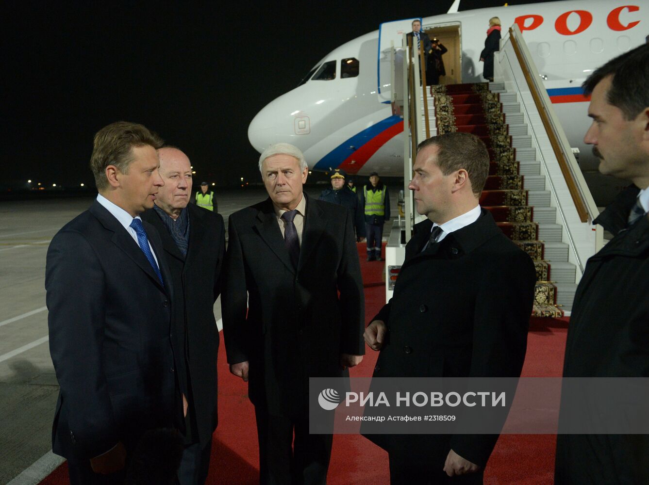 Д.Медведеву представили новую взлетную полосу во "Внуково"
