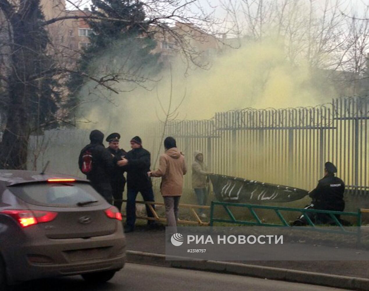 Посольство Польши в Москве закидали файерами и дымовыми шашками