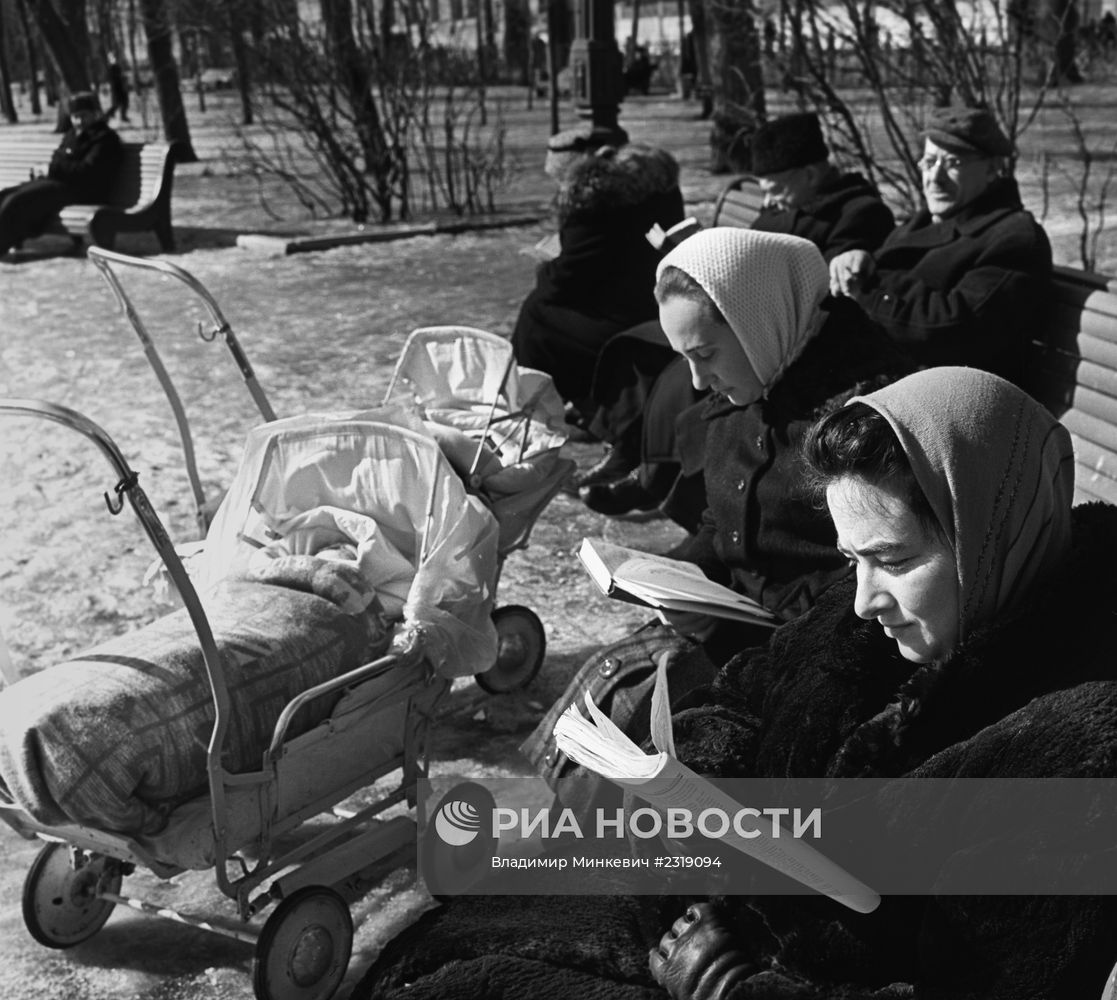 Мамы на прогулке с детьми