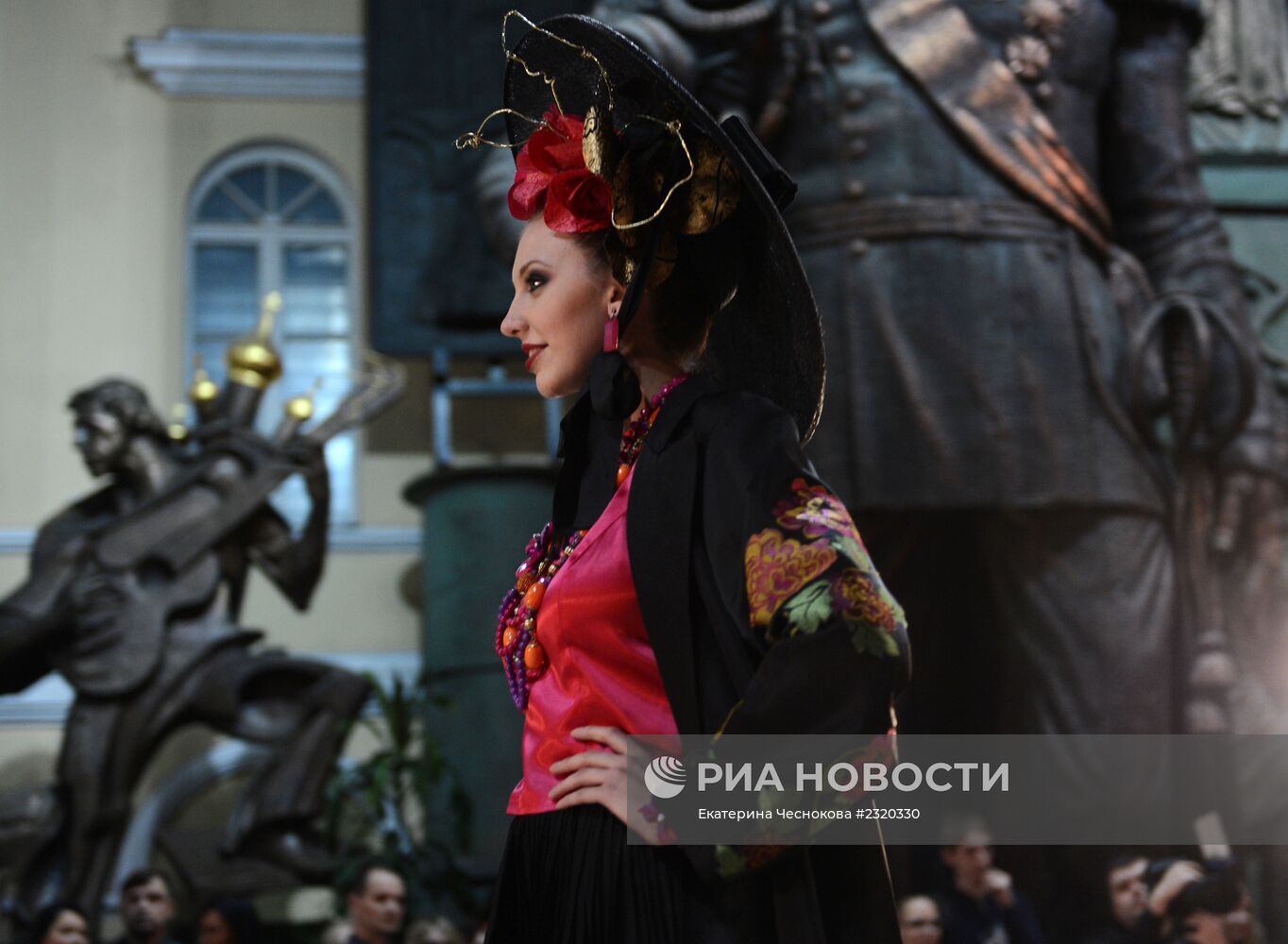 Открытие выставки модельера В.Зайцева "Тайны Гармонии"