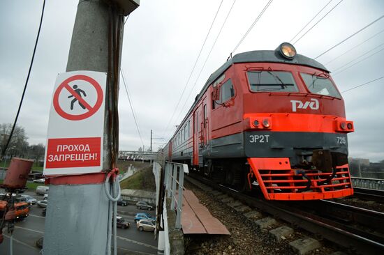 Электропоезд сбил людей на северо-западе Москвы