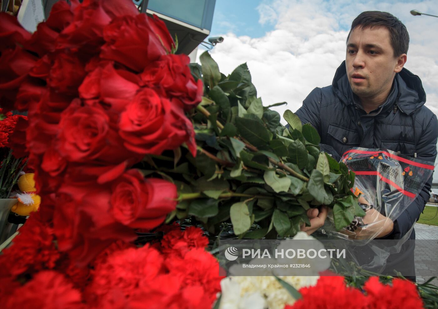 Жители Казани несут цветы в память о погибших в авиакатастрофе самолета Boeing 737
