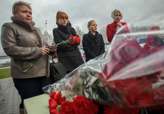Жители Казани несут цветы в память о погибших в авиакатастрофе самолета Boeing 737