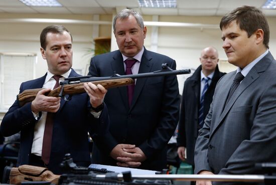 Д.Медведев посетил ООО "Промтехнология"