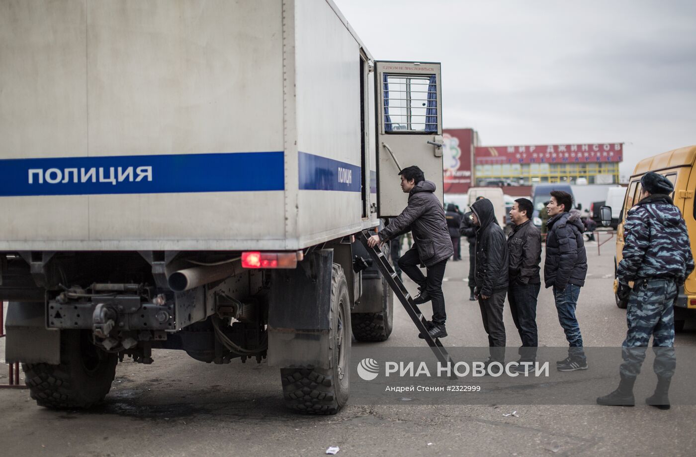 Полиция проводит проверку миграционного законодательства в ТЦ 