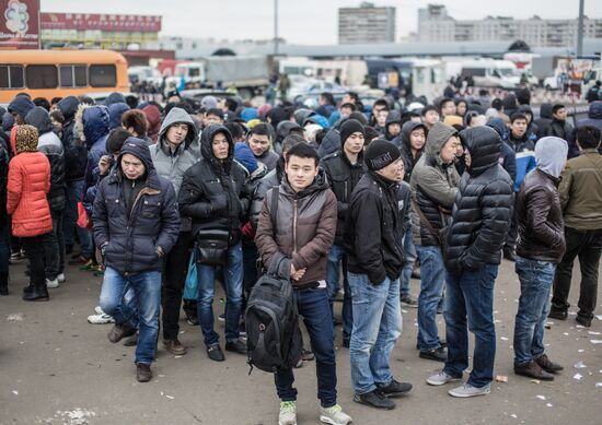 Полиция проводит проверку миграционного законодательства в ТЦ "Москва" в Люблино