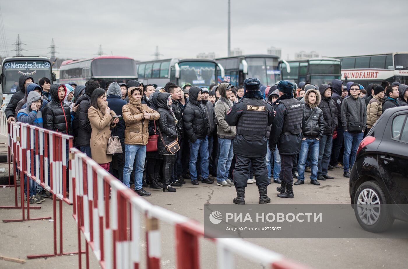 Полиция проводит проверку миграционного законодательства в ТЦ "Москва" в Люблино