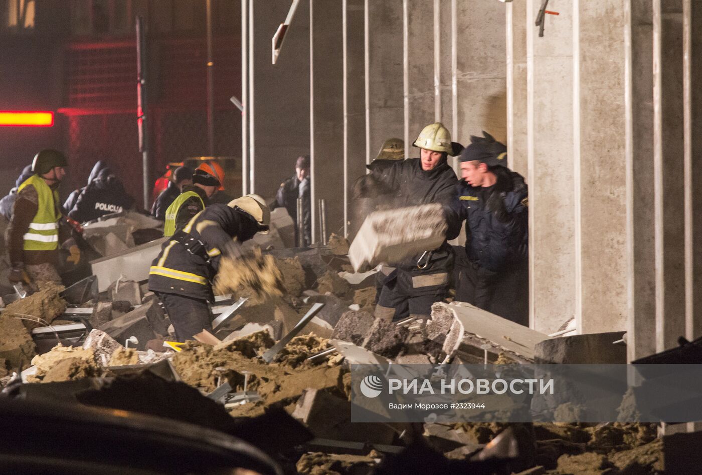 Обрушение крыши торгового центра в Риге