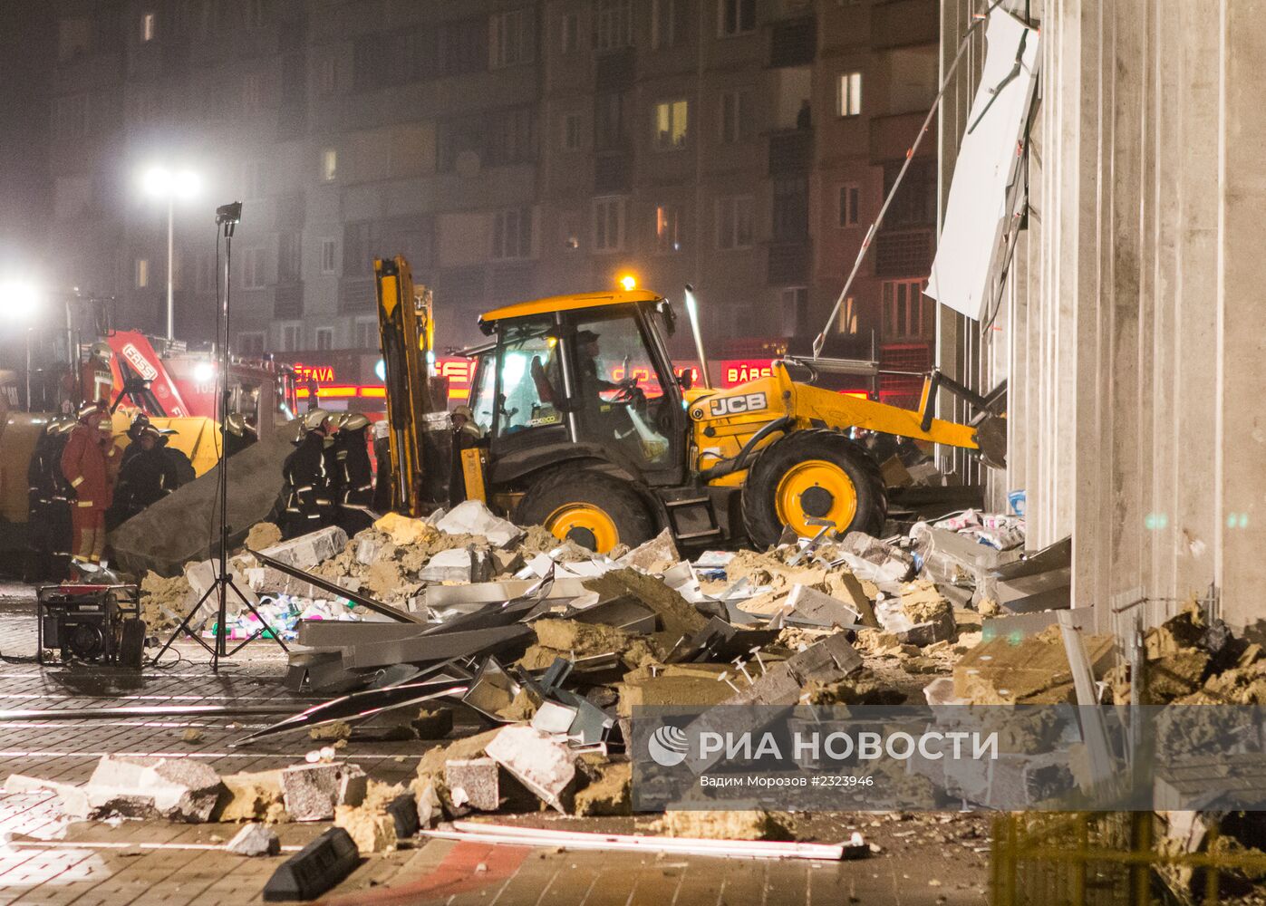 Обрушение крыши торгового центра в Риге