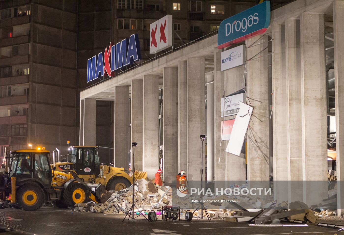 Обрушение крыши торгового центра в Риге