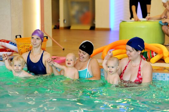 Лечебно-профилактическое плавание с малышами в фитнес-центре "Ариант"