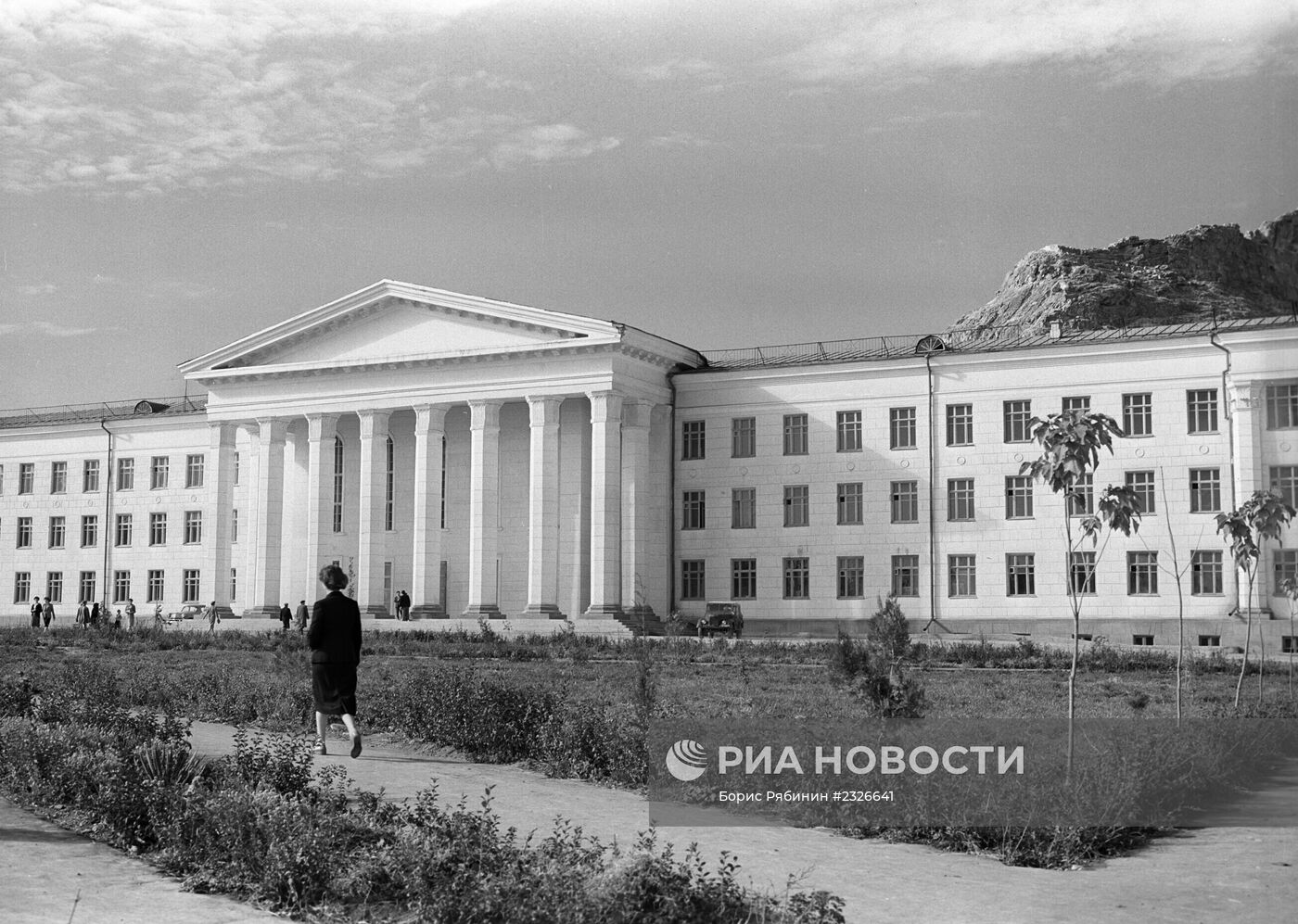 Здание Ошского государственного педагогического института