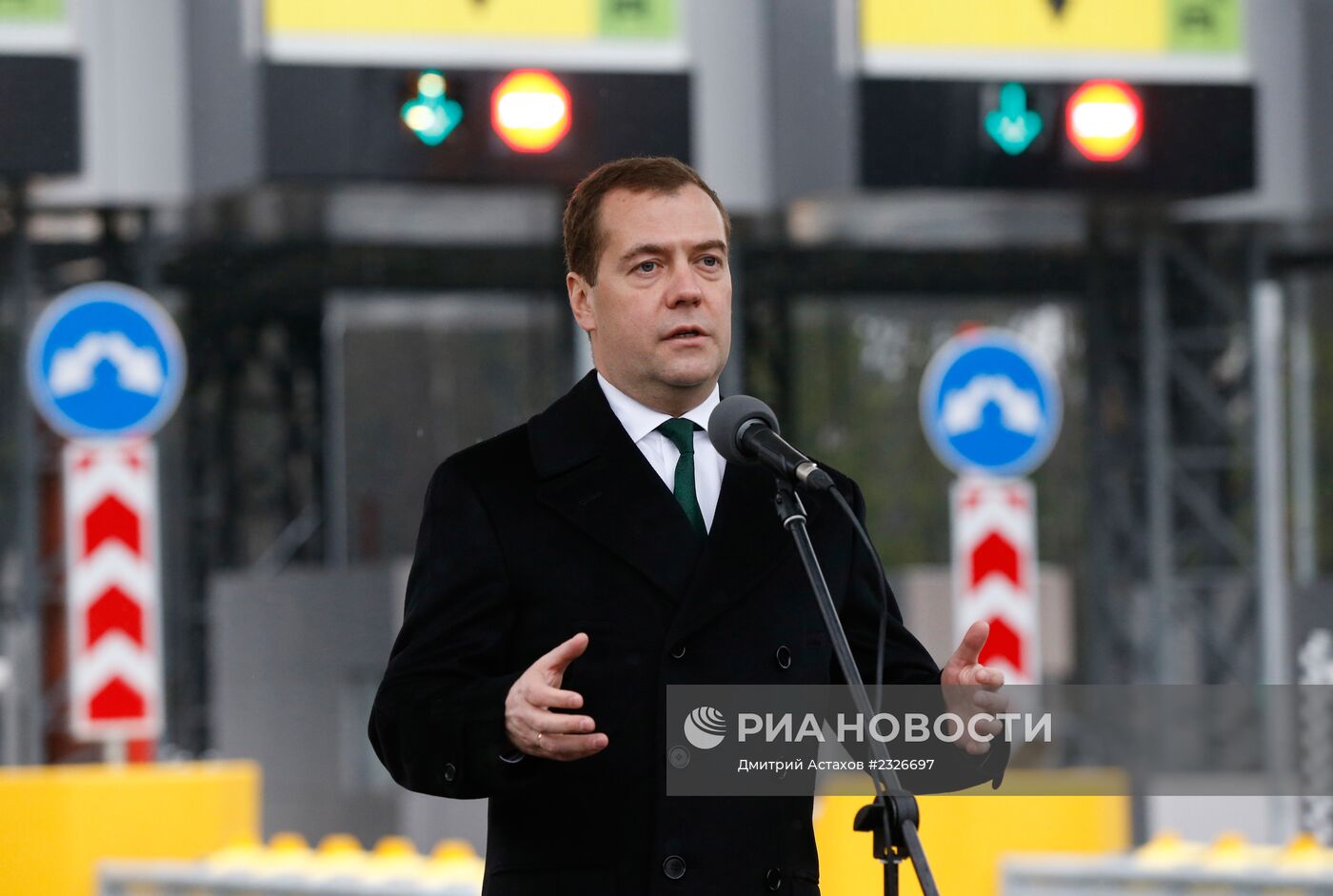Д.Медведев открыл новую автодорогу в Подмосковье