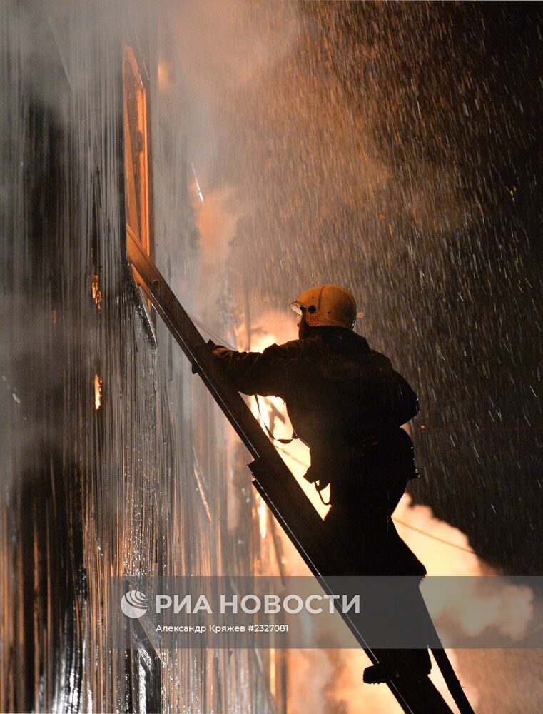 Пожар в двухэтажном деревянном доме в Новосибирске