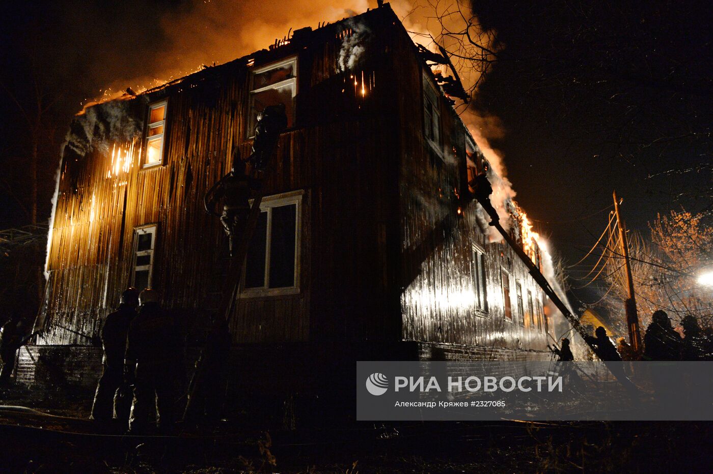 Пожар в двухэтажном деревянном доме в Новосибирске