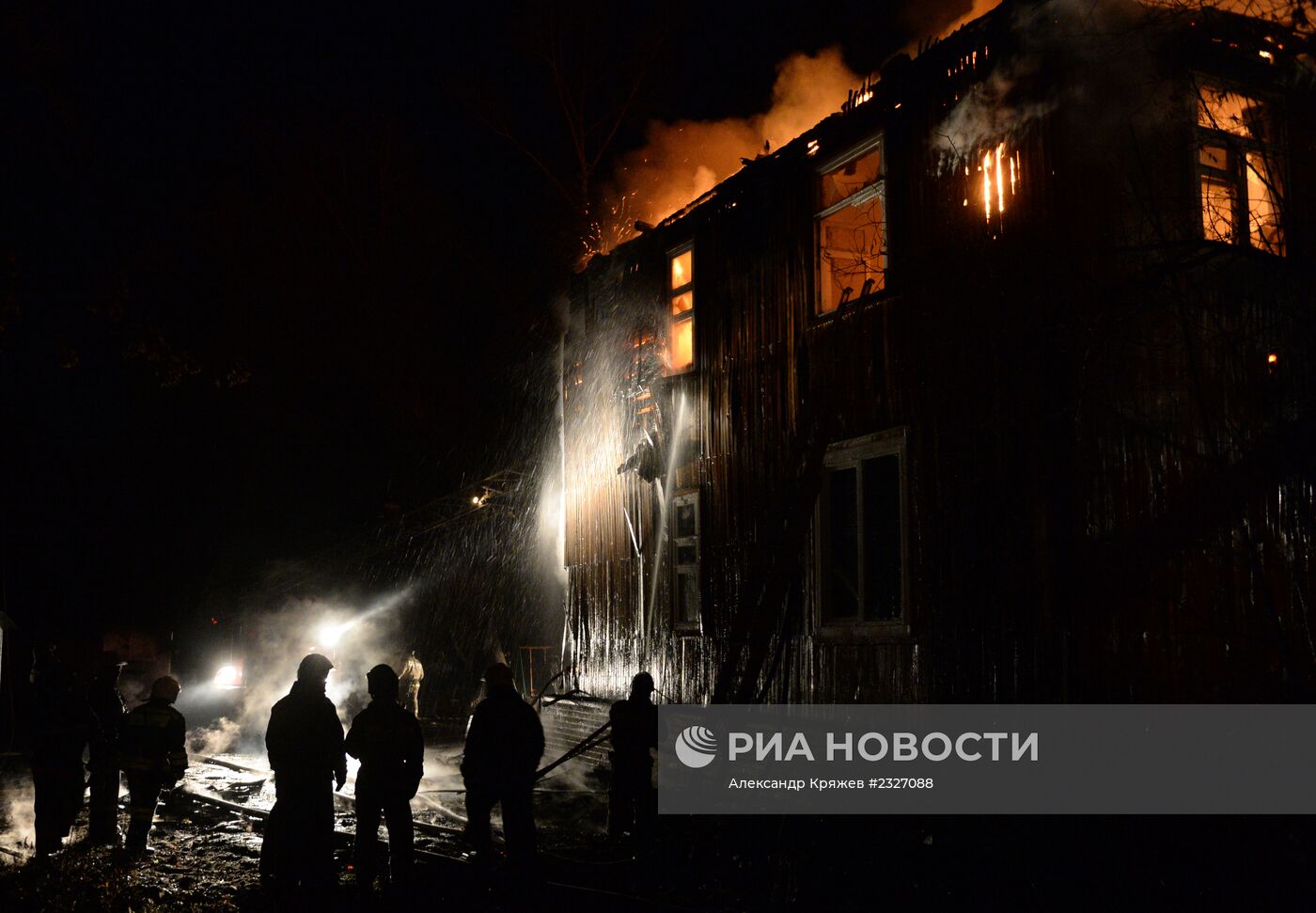 Пожар в двухэтажном деревянном доме в Новосибирске