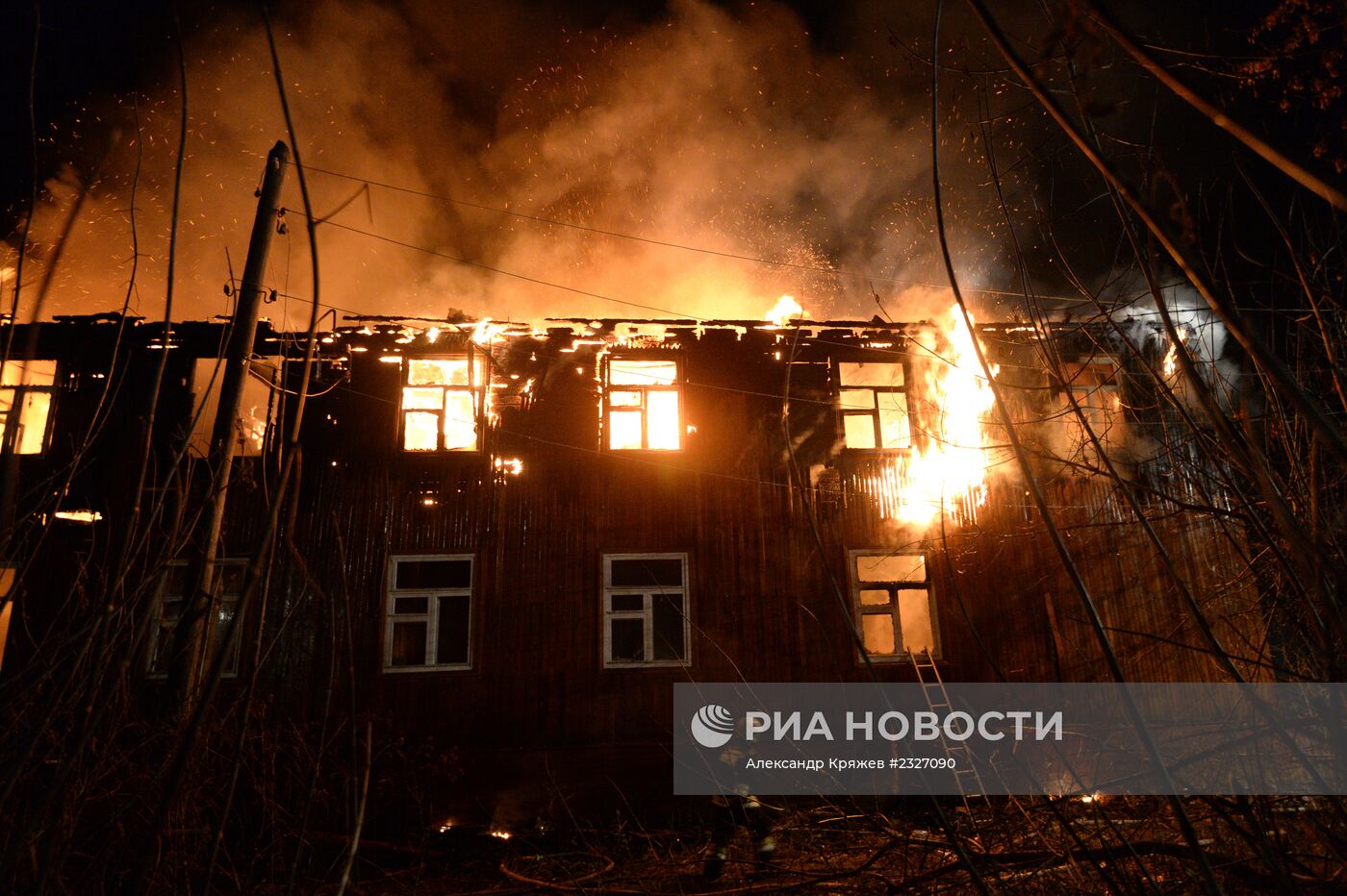Пожар в двухэтажном деревянном доме в Новосибирске
