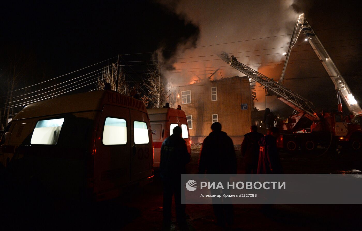 Пожар в двухэтажном деревянном доме в Новосибирске