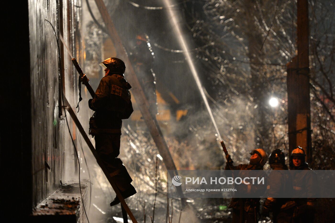 Пожар в двухэтажном деревянном доме в Новосибирске