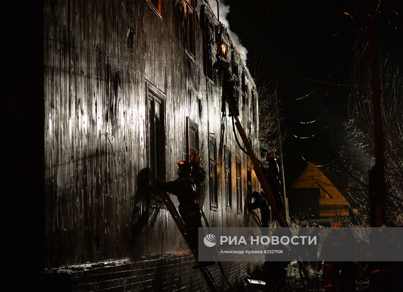 Пожар в двухэтажном деревянном доме в Новосибирске