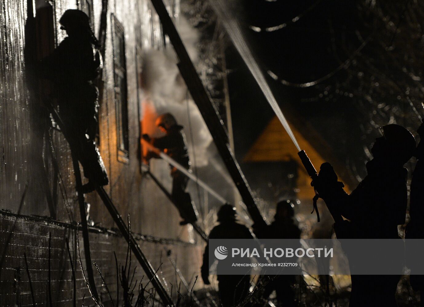 Пожар в двухэтажном деревянном доме в Новосибирске