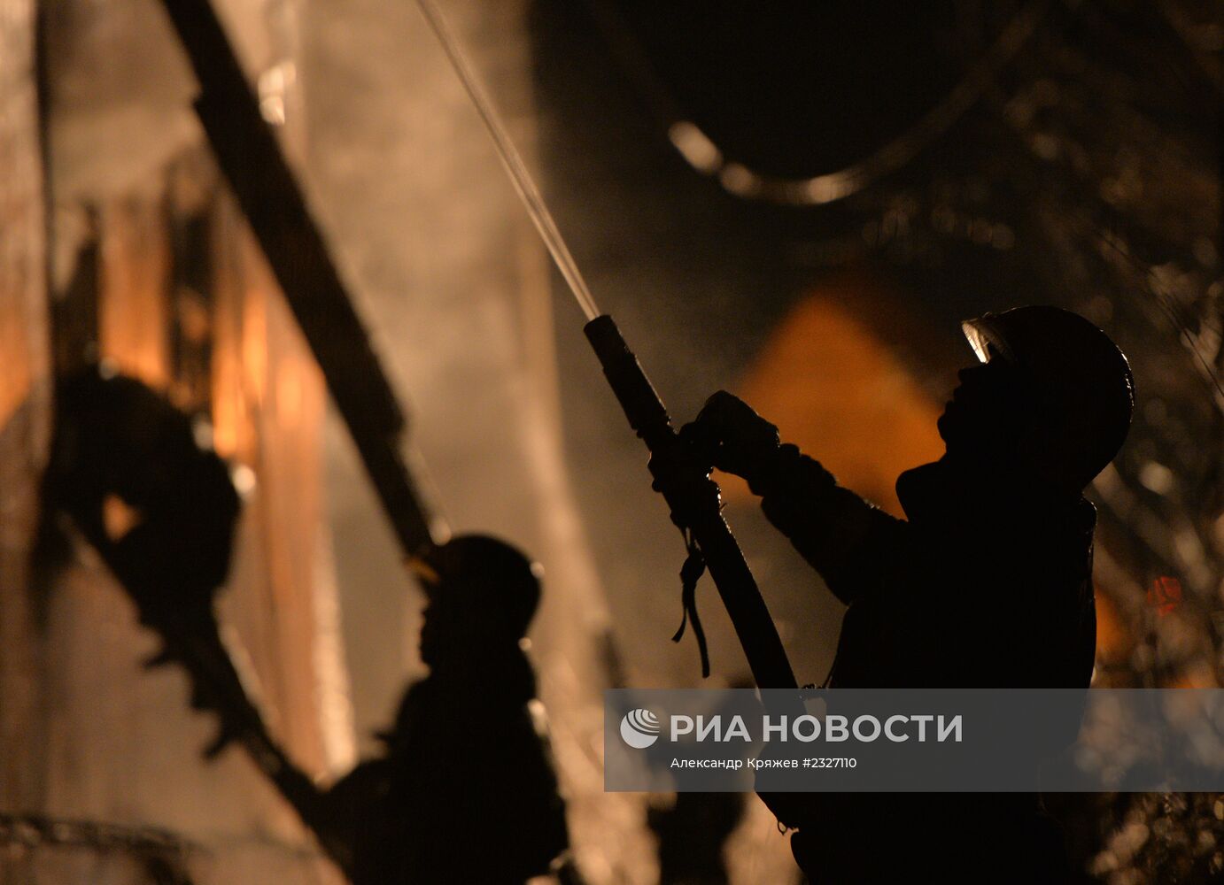 Пожар в двухэтажном деревянном доме в Новосибирске