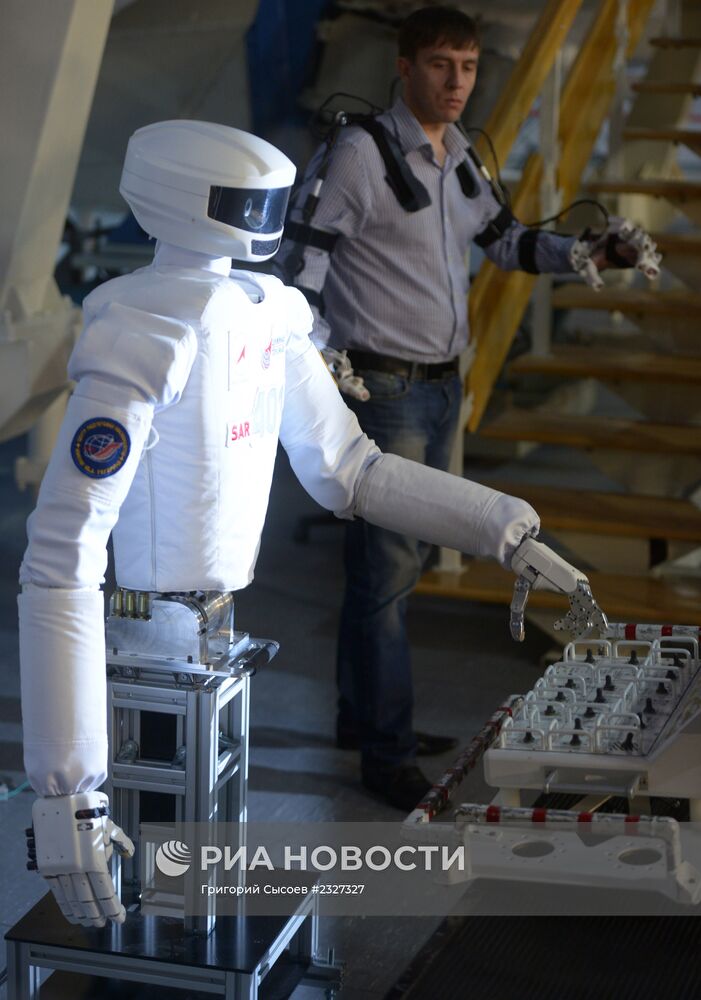 Российского робота-космонавта продемонстрировали в ЦПК