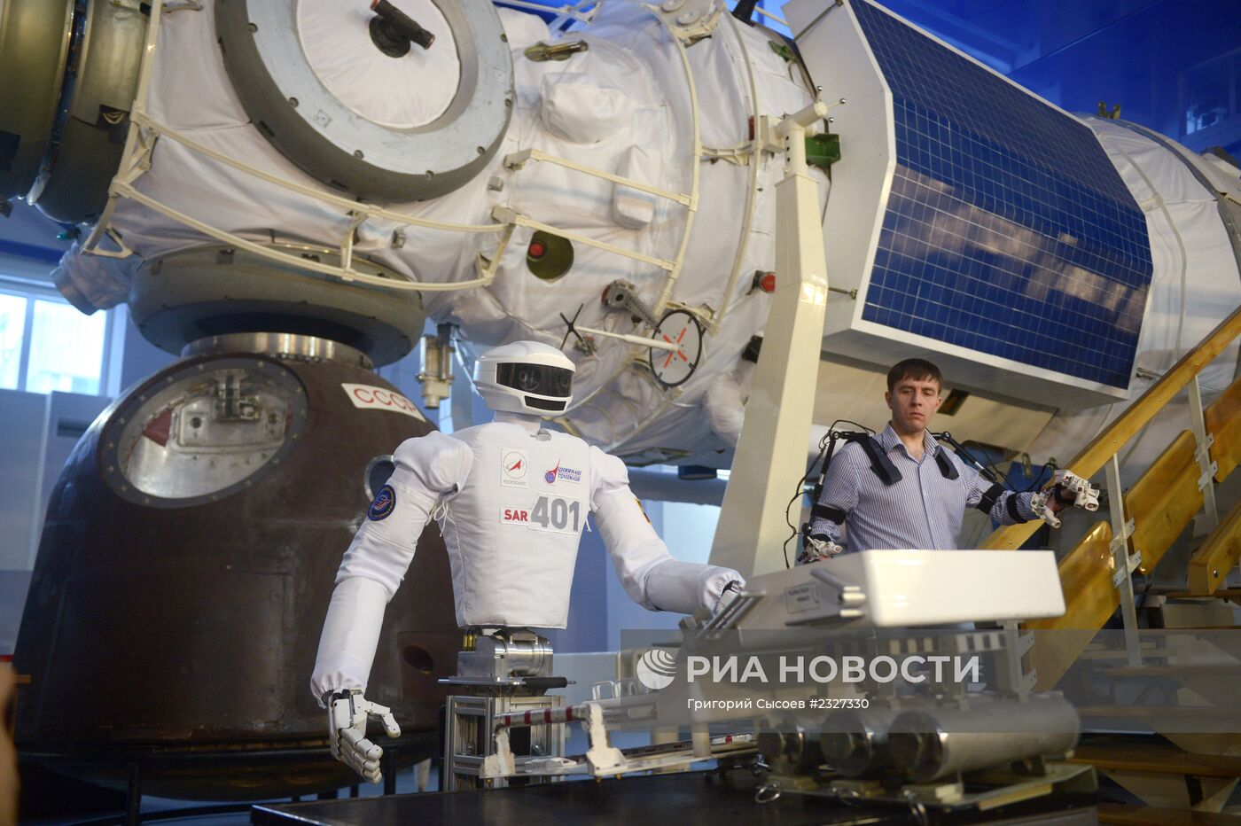 Российского робота-космонавта продемонстрировали в ЦПК