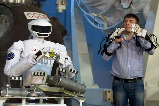 Российского робота-космонавта продемонстрировали в ЦПК