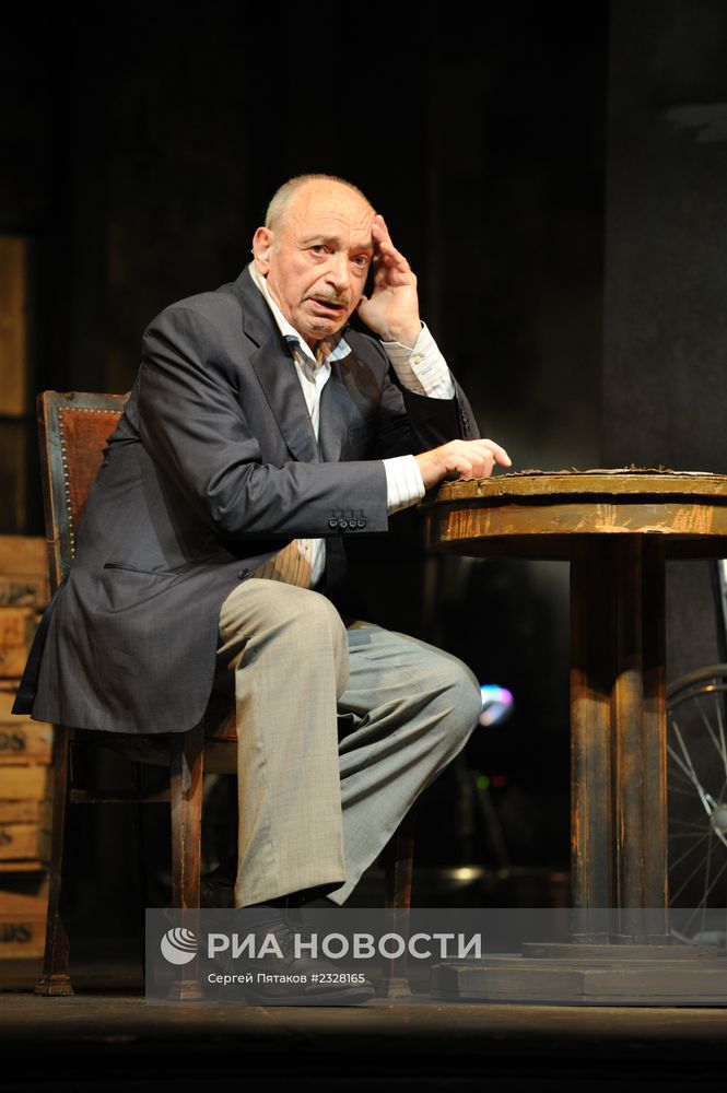 Прогон спектакля "Игра в джин" в театре Современник