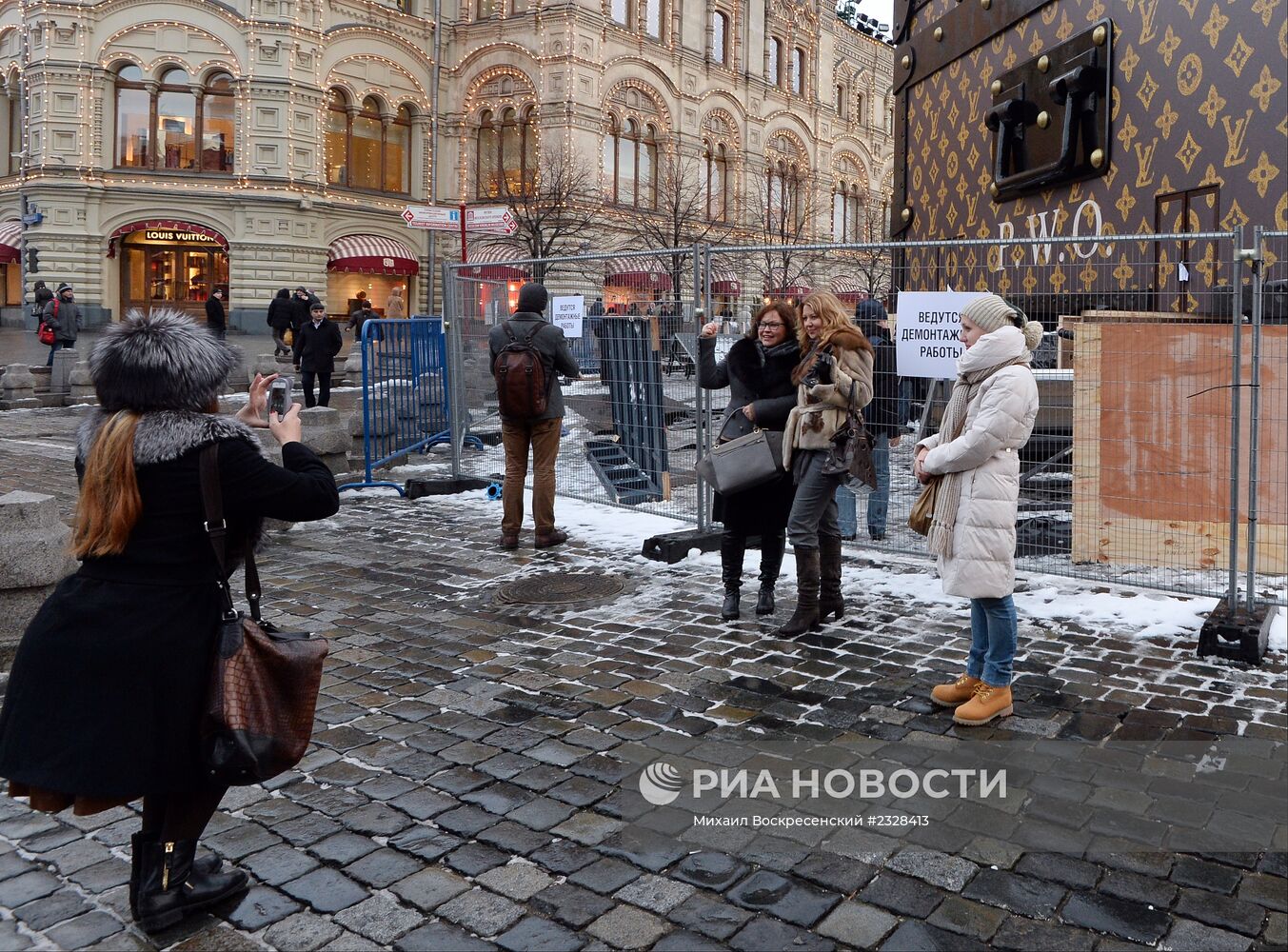 Демонтаж павильона-чемодана Louis Vuitton на Красной площади