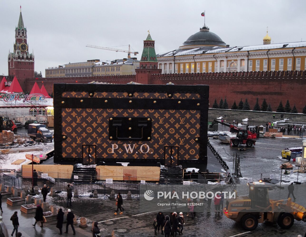 Демонтаж павильона-чемодана Louis Vuitton на Красной площади