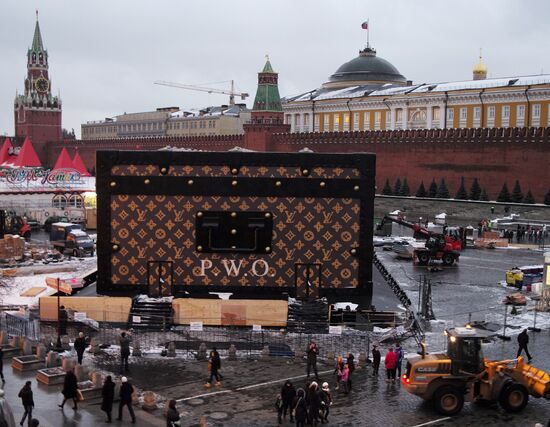Демонтаж павильона-чемодана Louis Vuitton на Красной площади