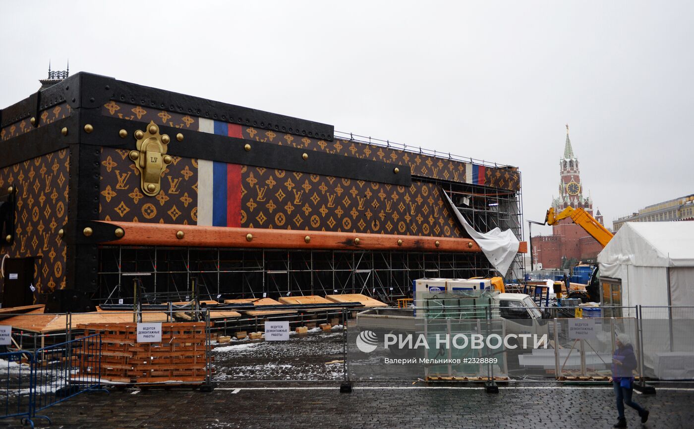 Демонтаж павильона-чемодана Louis Vuitton на Красной площади