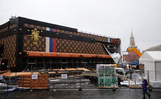Демонтаж павильона-чемодана Louis Vuitton на Красной площади
