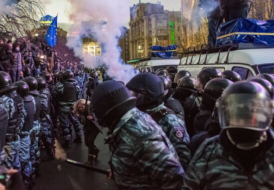 Спецподразделение "Беркут" пресекает попытки перекрыть Крещатик