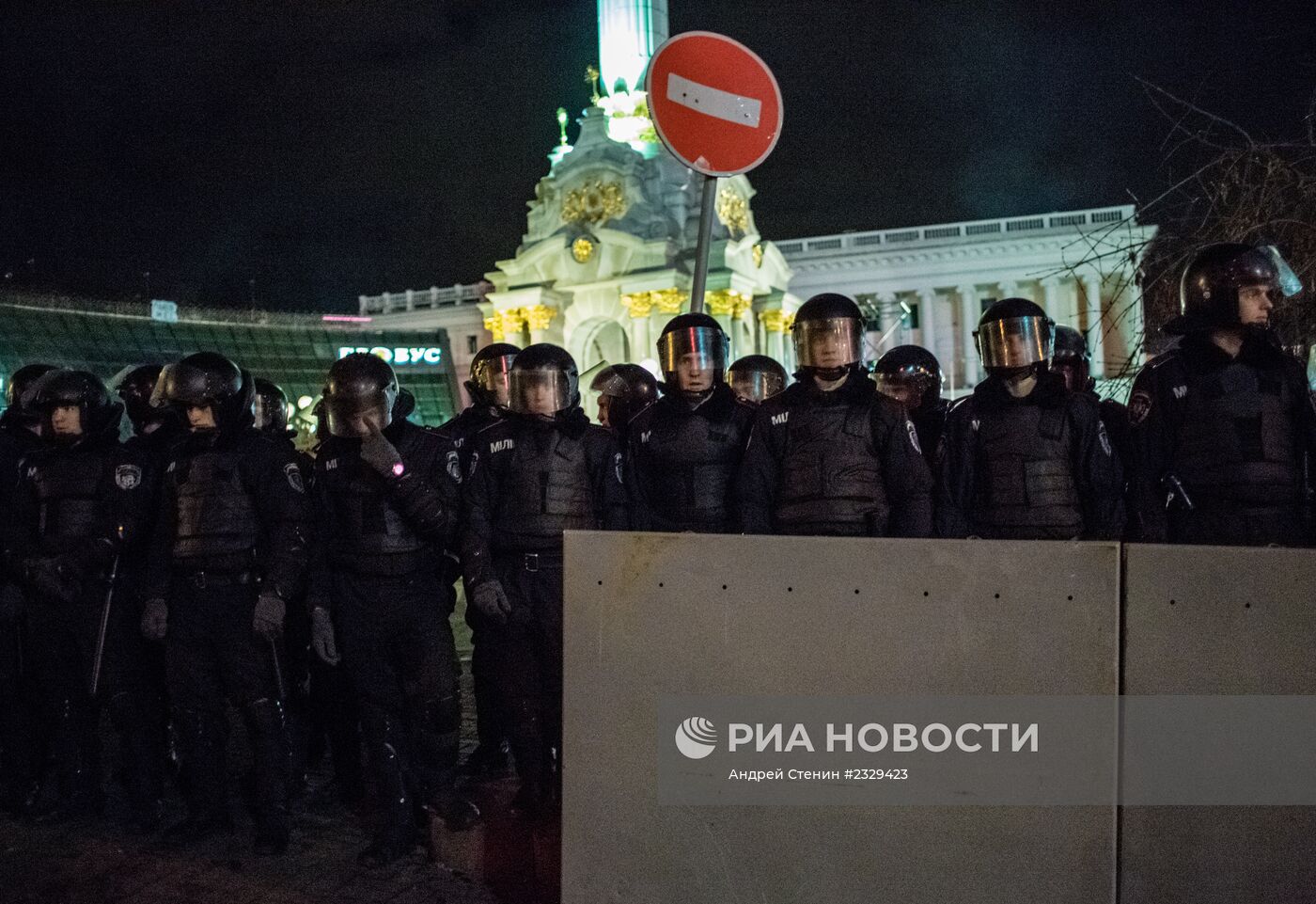 Полиция вытеснила митингующих с площади Независимости