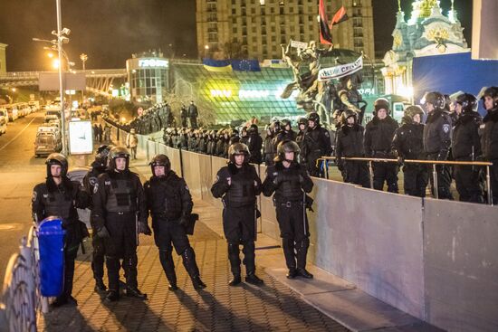 Полиция вытеснила митингующих с площади Независимости